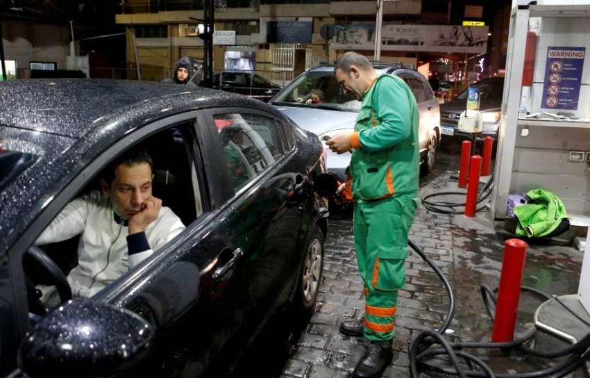 محطات الوقود تبدأ إضراباً مفتوحاً.. وطوابير السيارات تنتشر في بيروت