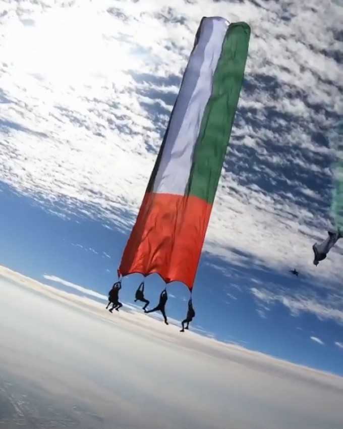 الإمارات تدخل «غينيس» بأكبر علم يحلق في القفز الحر