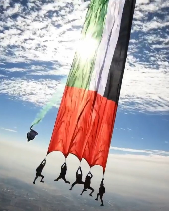 الإمارات تدخل «غينيس» بأكبر علم يحلق في القفز الحر