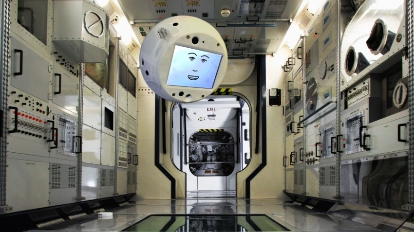 الروبوت سيمون 2 يبدد وحدة رواد الفضاء