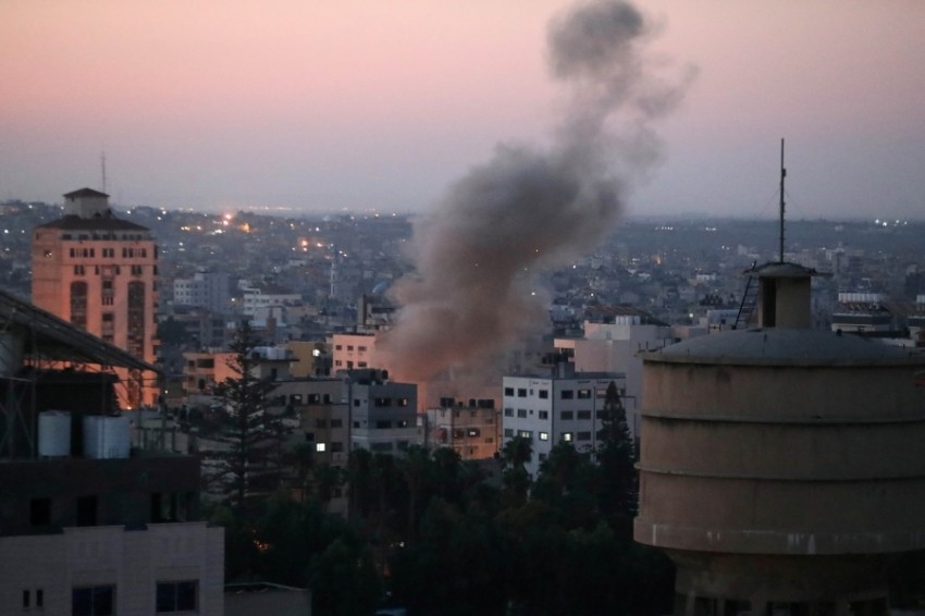 غارات إسرائيلية على غزة بعد إطلاق صواريخ من القطاع