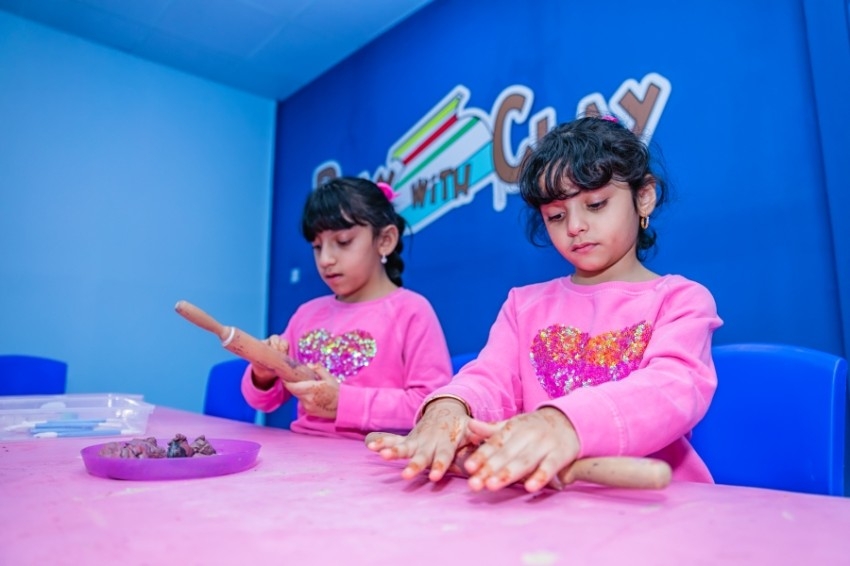 أطفال الإمارات يستكشفون مهن المستقبل في مهرجان الشيخ زايد