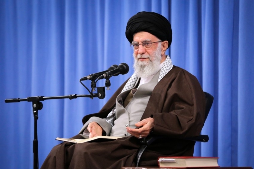 نائب إيراني يتهم الكيانات الخاضعة لسيطرة خامنئي بتقويض سلطة البرلمان