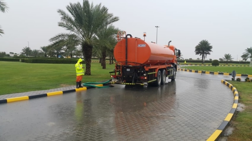 الأمطار تتسبب باختناقات مرورية.. و154 حادثاً في دبي خلال 10 ساعات