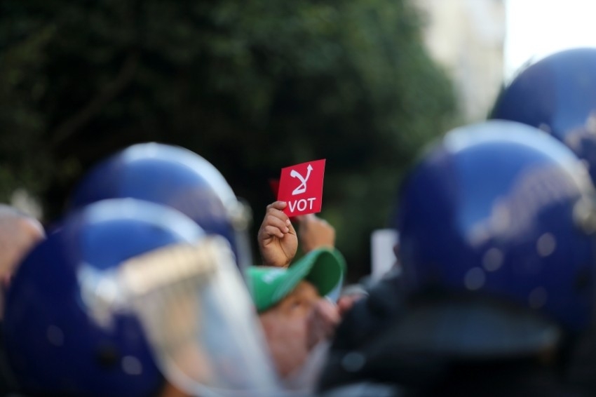 الشرطة تطلق قنابل الغاز لفتح مراكز اقتراع أغلقها محتجون في الجزائر