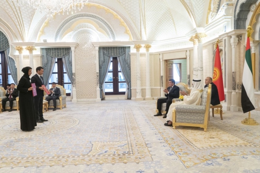 محمد بن زايد يستقبل رئيس قيرغيزستان