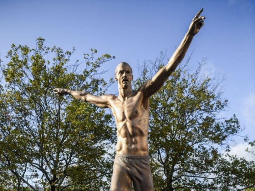 تعرض تمثال إبراهيموفيتش في مالمو للتشويه مجدداً