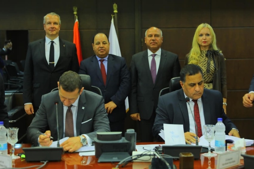 مصر توقع اتفاقية تمويل لتصنيع عربات سكة حديد بمليار يورو