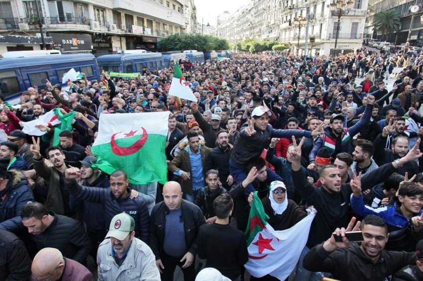 احتجاجات.. ضعف تصويت.. وحرق صناديق في انتخابات الجزائر
