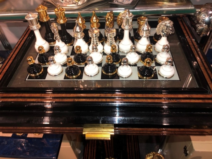 رُقع شطرنج من الألماس لتزيين الغرف في «المفروشات 360»
