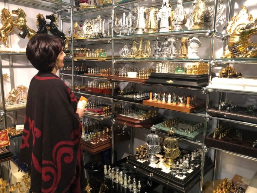 رُقع شطرنج من الألماس لتزيين الغرف في «المفروشات 360»