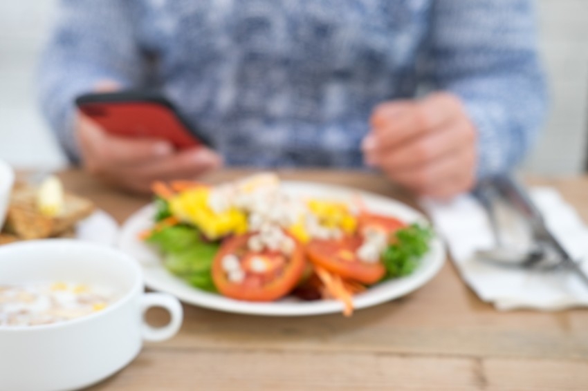 ما العلاقة بين استخدام "التواصل الاجتماعي" واضطرابات الأكل؟