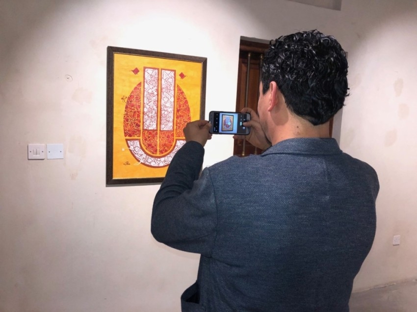 تجليات إبداعية وخطوط عربية تبحث عن الخيال في «الفنون الإسلامية»