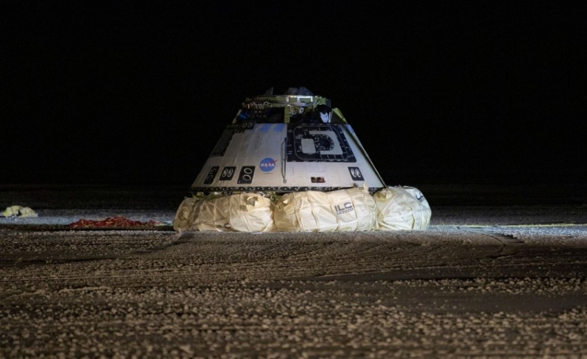 هبوط الكبسولة الفضائية «ستارلاينر» في صحراء نيو مكسيكو