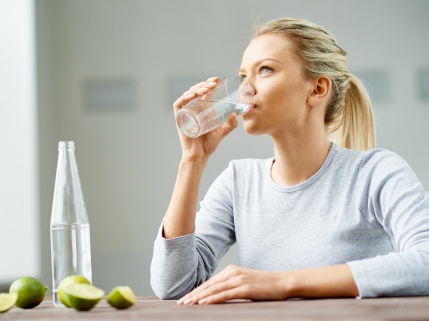 تعرف إلى فوائد شرب الماء للمفاصل والفم والجلد