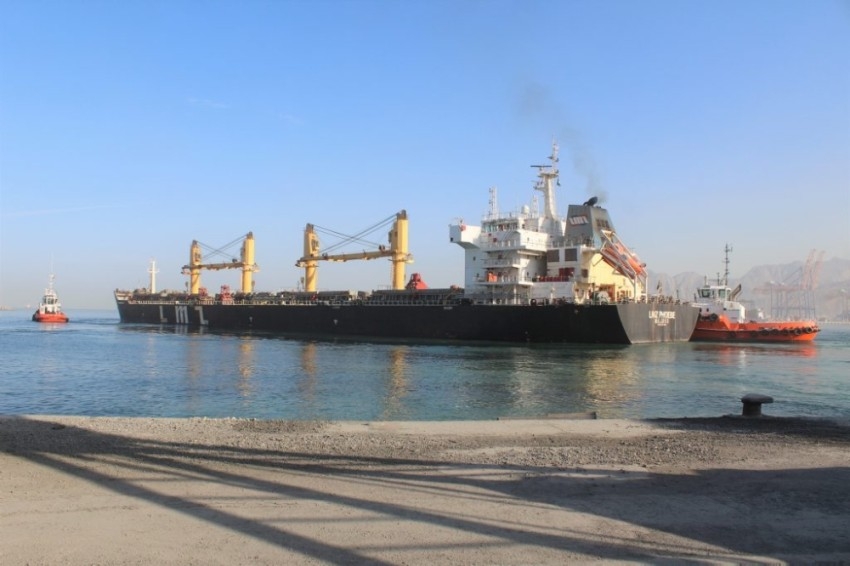 295 ألف طن يومياً حجم المناولة في ميناء صقر برأس الخيمة