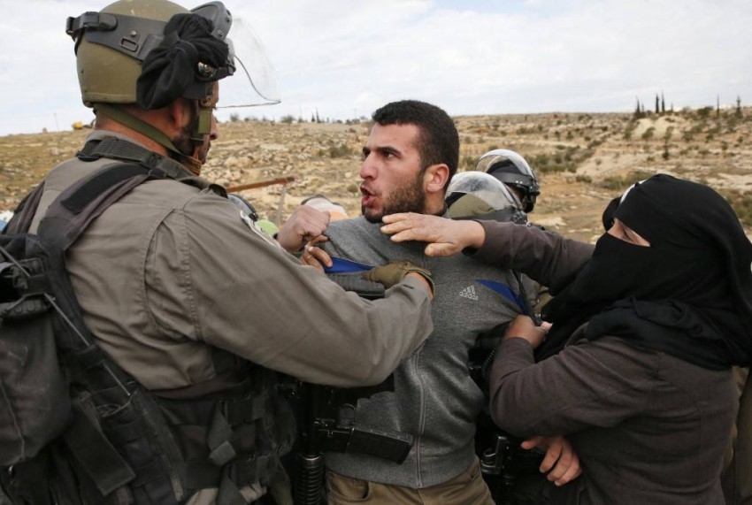 مستوطنون يهاجمون منازل الفلسطينيين واعتقال 8 مواطنين بالضفة