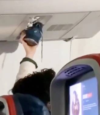 بالفيديو.. مسافر يحوّل فتحة تهوية طائرة لمجفف لحذائه