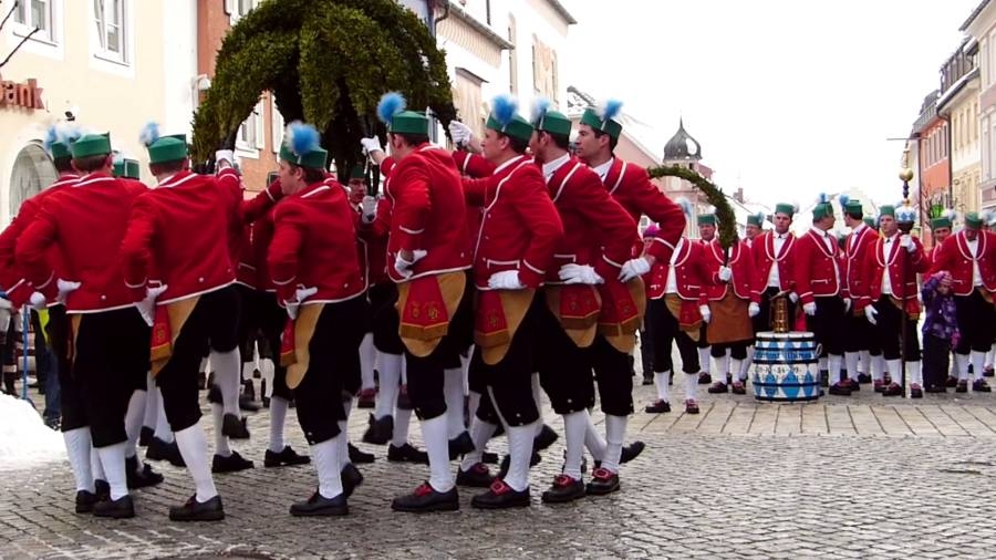 رقصة «صانعو البراميل».. احتفال ألماني غريب كل 7 أعوام