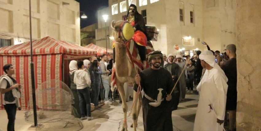الأعراس الإماراتية التقليدية تنثر البهجة في سوق السيف