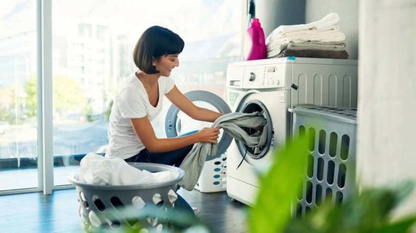 هذه فوائد غسل الملابس بماء بارد ودورات أقصر