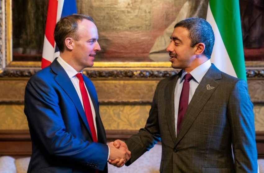 عبدالله بن زايد يبحث ووزير خارجية بريطانيا علاقات الصداقة والتعاون