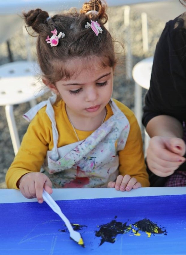 ورش لصقل مواهب الأطفال الإبداعية في القرية التراثية