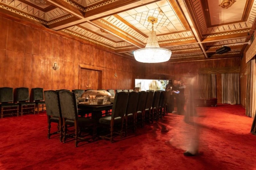 تراكيب فنية ومخططات فوتوغرافية تجسد «القصر الأحمر» في المجمع الثقافي