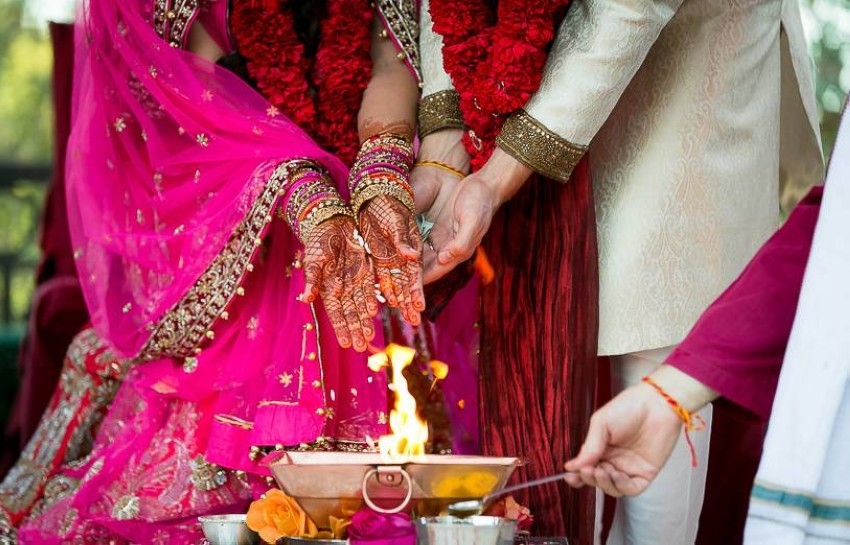 تجديد قصة حب بين والد العريس وأم العروس يلغي حفل زفاف في الهند