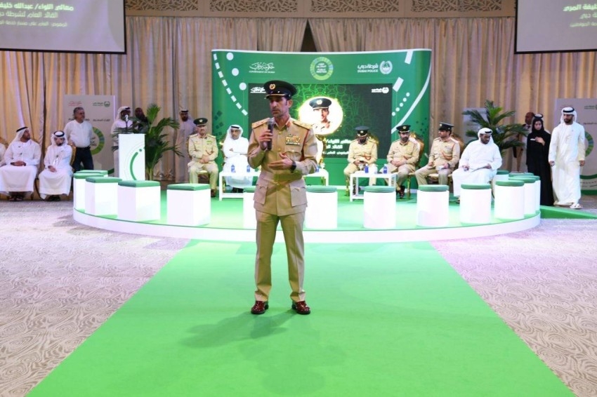 قائد شرطة دبي ومساعدوه يجيبون عن استفسارات الجمهور في «اللقاء المفتوح»
