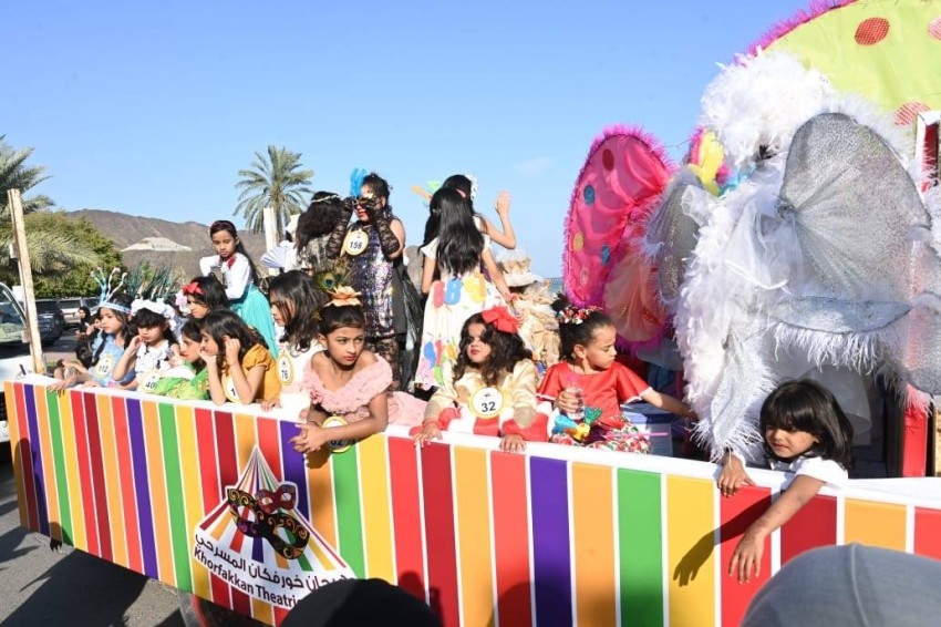 مسيرة كرنفالية وعروض أدائية وفنية تنشر البهجة في مهرجان خورفكان المسرحي