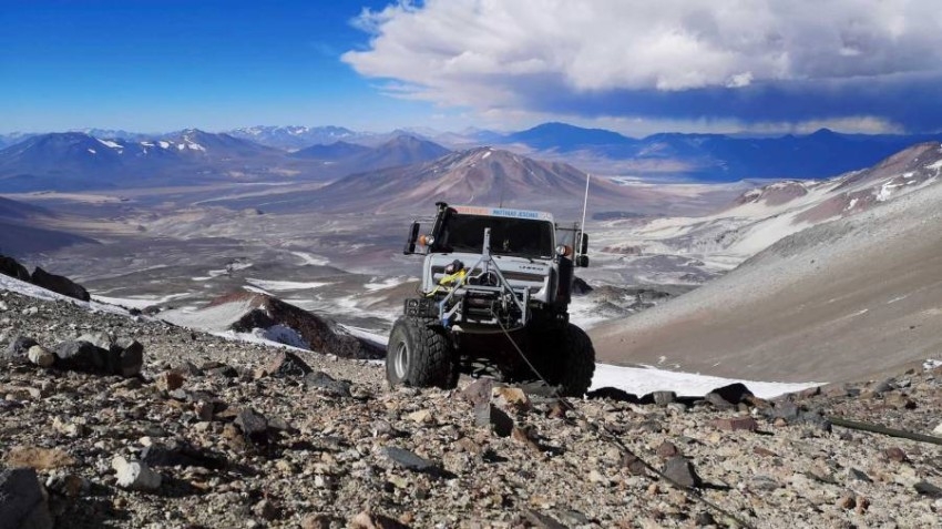 شاحنة مرسيدس Unimog تقهر الجبال وتحقق رقماً قياسياً جديداً