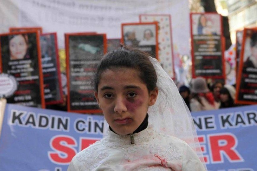 أثار انتقادات هائلة.. مشروع قانون في تركيا يكافئ المغتصب بالزواج من ضحيته!