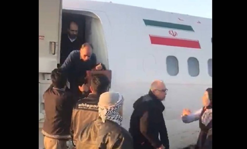 بالفيديو.. طائرة إيرانية تُنزل ركابها وسط الشارع