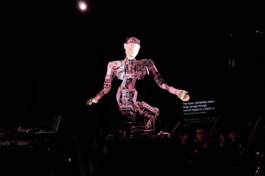 الروبوت «آلتر3» يقود أوبرا «جمال مخيف» في الشارقة