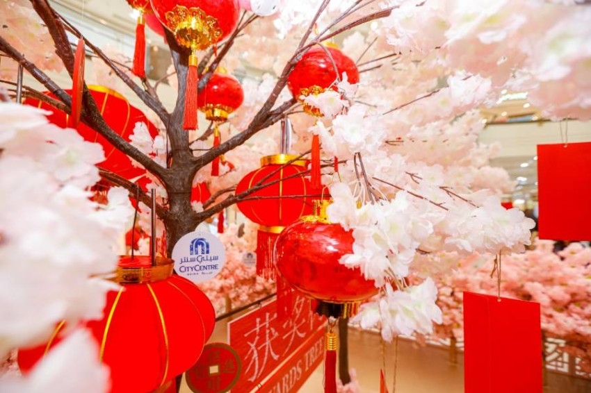 "شجرة المفاجآت" تحتفل برأس السنة الصينية في "سيتي سنتر ديرة"