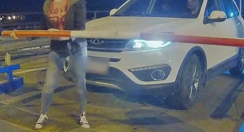 بالفيديو.. روسية تستعرض عضلاتها على حاجز موقف السيارات