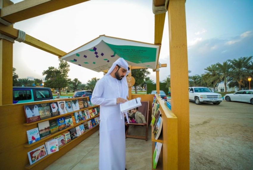 «المكتبة الشاطئية المتنقلة» .. ثقافة حب الكتاب على شاطئ كلباء