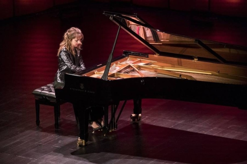 عازفة البيانو ليز دو لا سال تبهر جمهور «موسيقى أبوظبي»
