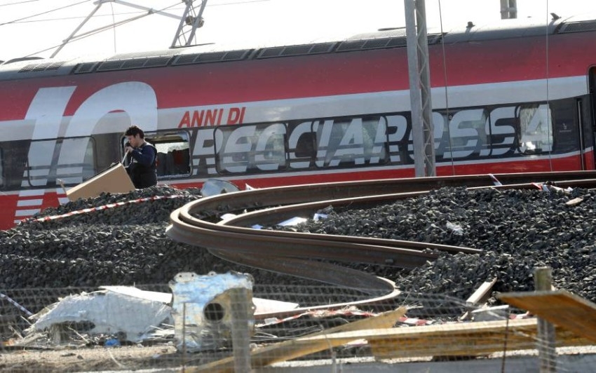 مقتل سائقَي قطار سريع بعد خروجه عن القضبان في إيطاليا