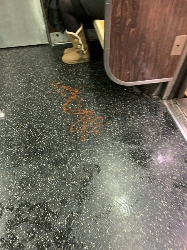 راكب يستخدم الكاتشب ليحظى بمساحة مريحة في مترو نيويورك