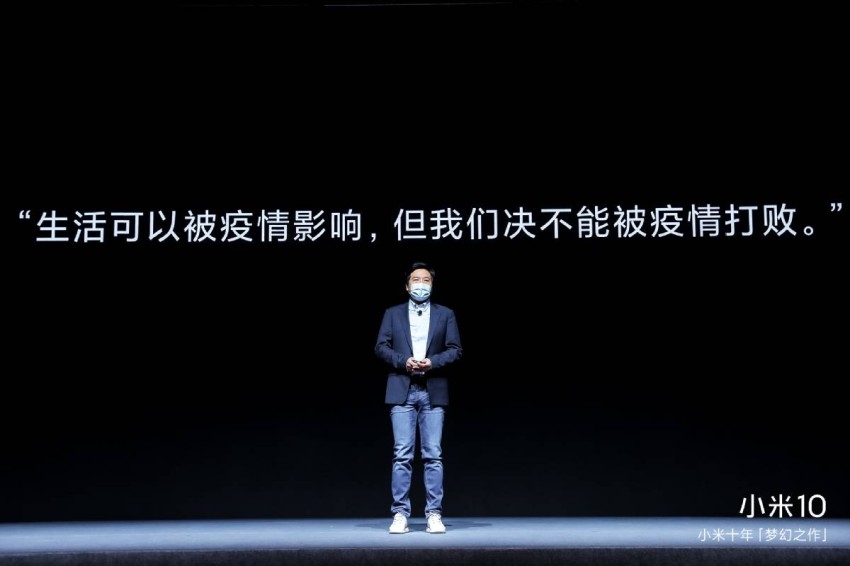 مرتدياً كمامة.. مؤسس «شاومي» الصينية يطلق أحدث الهواتف الذكية للشركة