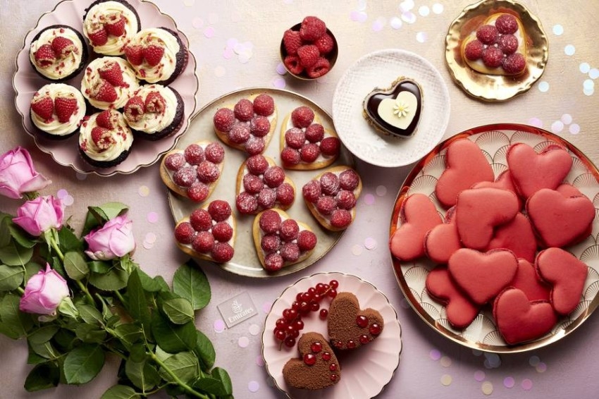 احتفل بعيد الحب مع ألذ الحلويات على متن «طيران الإمارات»