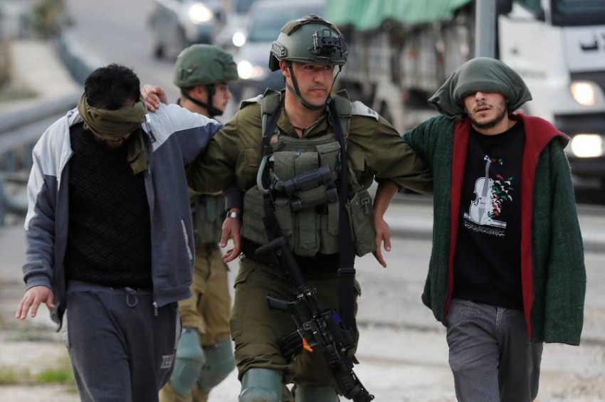 الاحتلال الإسرائيلي يعتقل 5 فلسطينيين ويزعم إطلاق صواريخ تجريبية من غزة