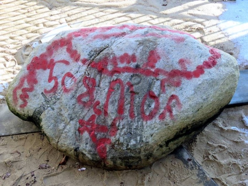 بفعل فاعل .. تُعرض «صخرة بليموث» للتخريب بماساتشوستس
