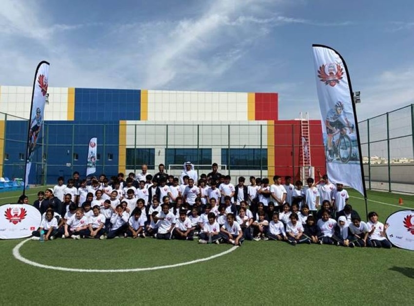 نجوم فريق الإمارات يفاجئون أطفال مدرسة «ويلز» في أبوظبي