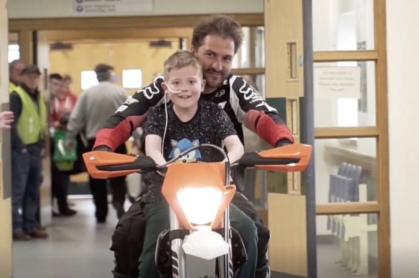 سباق دراجات نارية في ممرات مستشفى للأطفال