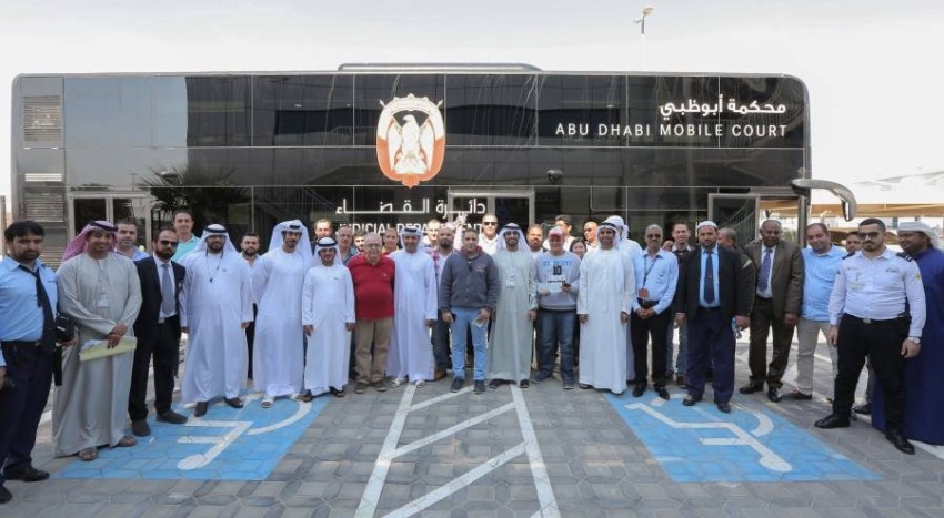 «قضاء أبوظبي» تسلم مستحقات 762 عاملاً عبر المحكمة المتنقلة