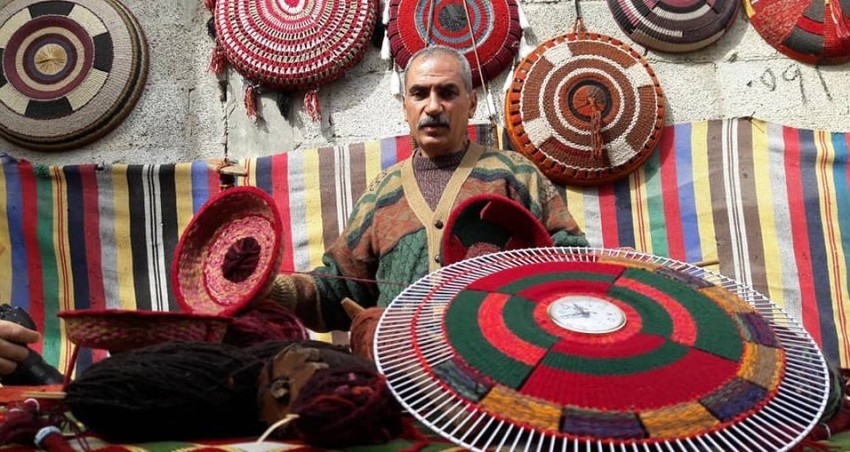 فلسطيني يحول أغطية المراوح المهملة إلى تحف فنية