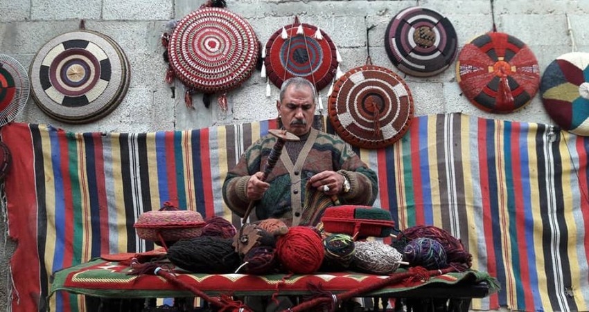 فلسطيني يحول أغطية المراوح المهملة إلى تحف فنية